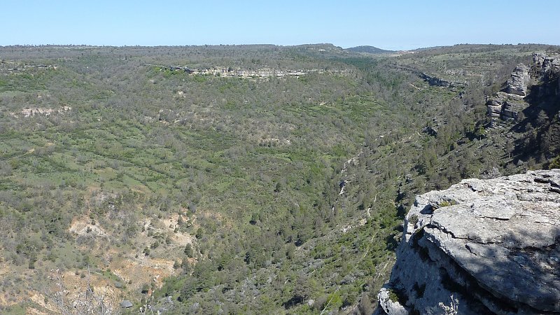 P1000855.JPG - Serraqnia de Cuenca/Aussichtspunkt: Blick zurück mit dem Ausgangspunkt der Wanderung in Las Majades (rechts oben).