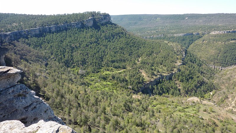 P1000856.JPG - Serraqnia de Cuenca/Aussichtspunkt: Blick auf den weiteren Wanderweg in der Mitte.