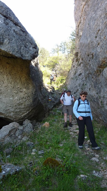 P1000858.JPG - Serraqnia de Cuenca: Abstieg zum weiteren Wanderweg durch eine Schlucht.
