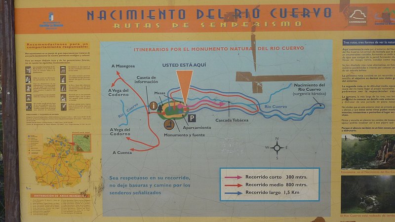 P1000876.JPG - Rio Cuervo: Naturparkschild an dem wasserreichen Fluß.