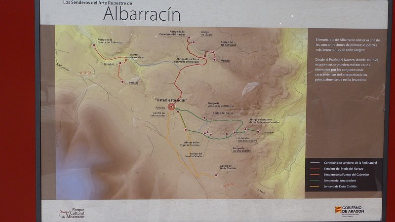 P1000884.JPG - Albarracin: Tafel mit den Standorten der Felsritzzeichnungen.
