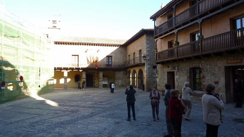 P1000906.JPG - Albarracin: Der einzige große Platz - Plaza Mayor mit dem Rathaus.