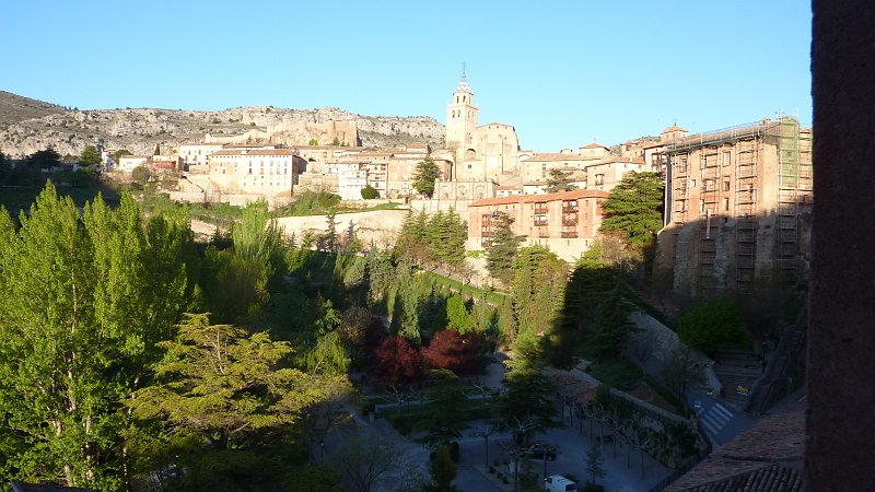 P1000922.JPG - Albarracin: Blick aus dem Hotelfenster auf die Stadt.