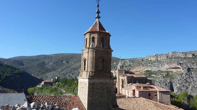 P1000923.JPG - Albarracin: Blick zur Kathedrale (rechter Turm).