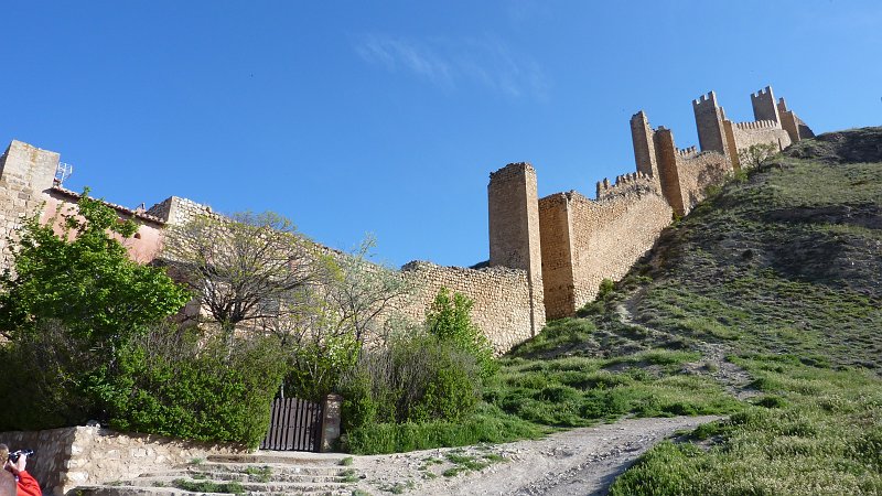 P1000924.JPG - Albarracin: Die Stadtmauer zieht sich den Berg hinauf.