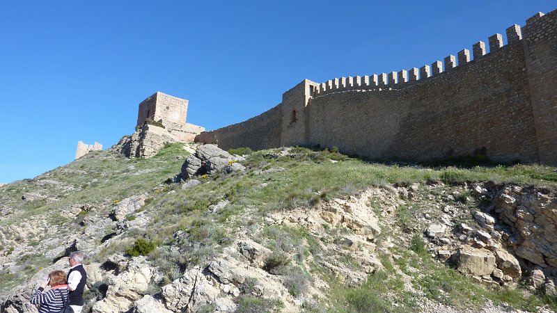 P1000928.JPG - Albarracin: Die Stadtmauer geht über den Berg.