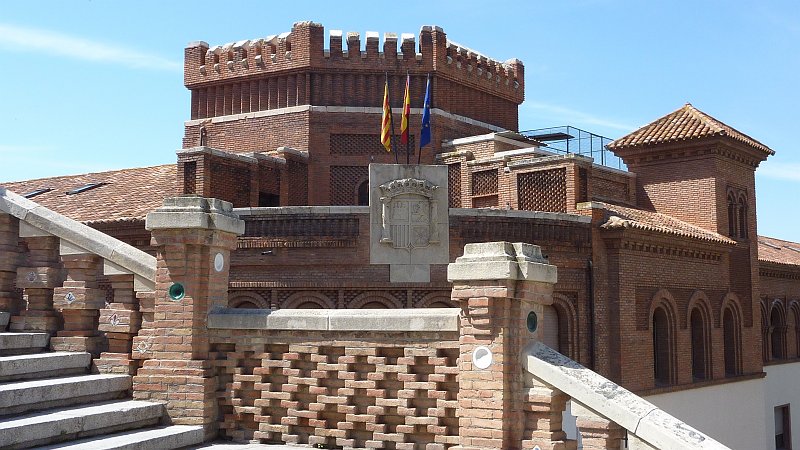 P1000938.JPG - Teruel: Auch die neueren Gebäude wurden wegen dem UNESCO-Welterbe im Mudejarstil angepasst.