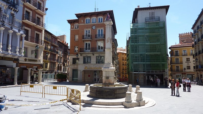 P1000948.JPG - Teruel/Plaza del Torico: Die Säule mit dem unscheinbaren Wappentier.