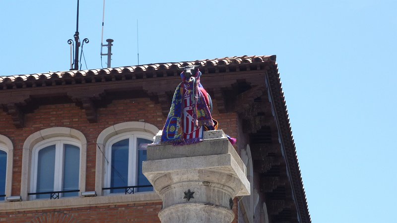 P1000949.JPG - Teruel/Plaza del Torico: Der Stier als Wappentier wurde mit Fanschals des aktuellen Fußballmeisters C.F.Barcelona verunstaltet.