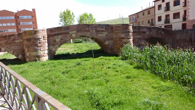 P1000952.JPG - Molina de Aragon: Blick zur alten romanischen Brücke Punte Romanico über den Rio Gallo.