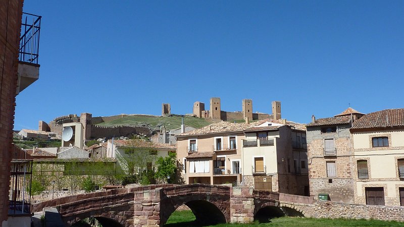 P1000957.JPG - Molina de Aragon: Blick zur alten Befestigungsanlage mit der Punte Romanico im Vordergrund.