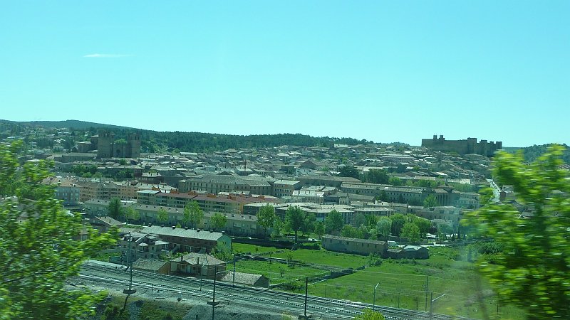 P1000978.JPG - Siguenza: Blick aus dem Bus zurück über die Stadt mit Kathedrale (links) und Parador (rechts hinten).