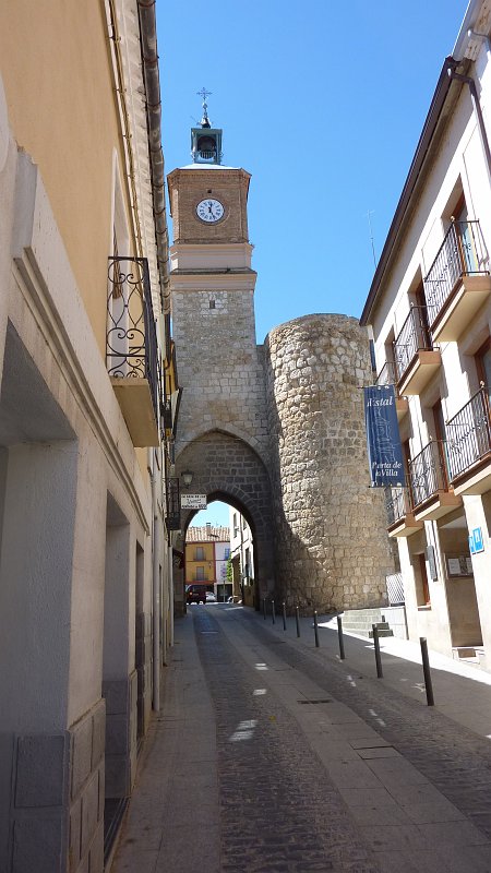 P1000981.JPG - Almaza: Stadttor Torre de la Puerta de la Villa o del Reloj.