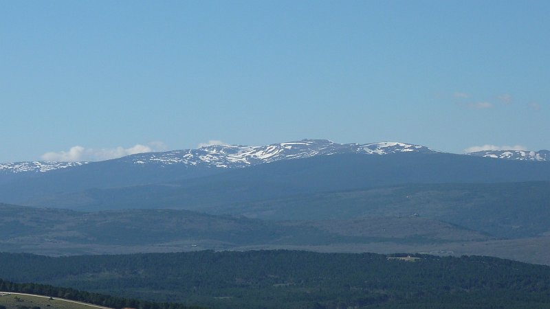 P1000999.JPG - Abejar: Blick in die schneebedeckten Gipfel der Picos de Urbion (ca. 2200m).
