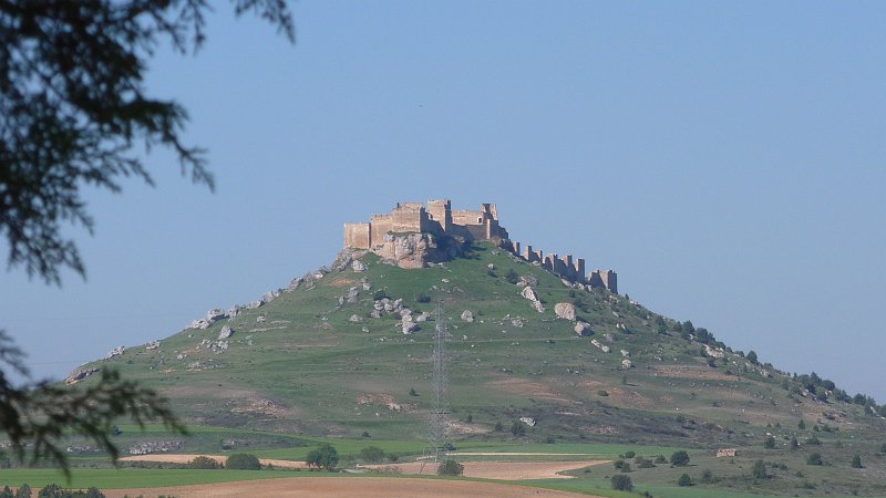 P1010011.JPG - Quintanas de Gormaz: Die Burg Gormaz liegt weithin sichtbar auf einem Berg.