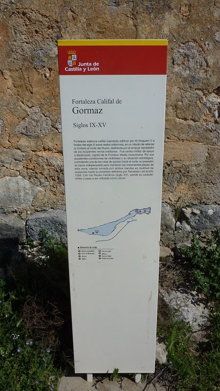 P1010017.JPG - Gormaz: Tafel mit Grunriss der Burganlage.