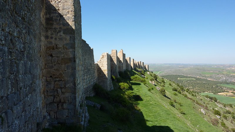 P1010020.JPG - Gormaz: Blick entlang der äußeren nördlichen Burgmauer.