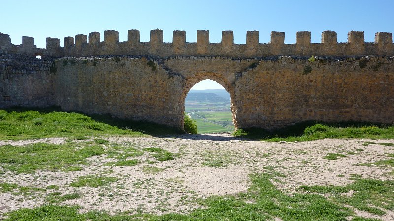 P1010021.JPG - Gormaz: Blick durch ein Tor in der Burgmauer nach Süden.