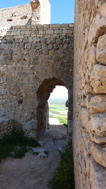 P1010023.JPG - Gormaz: Ein weiteres Tor in der Burgmauer mit Blick nach Norden.