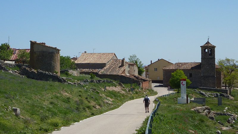 P1010028.JPG - Gormaz: Am Ortseingang von Gormaz die Reste einer Mühle und eine weitere Kirche.