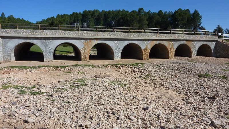 P1010056.JPG - Rio Lobos: Die Brücke der sieben Augen liegt trocken (der Fluß strömt unter dem Kies).