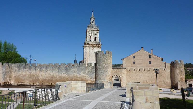 P1010086.JPG - Burgo de Osma: Blick über die Stadtmauer zur Kathedrale.