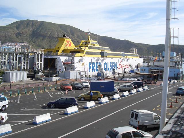 CIMG1002.JPG - Teneriffa/Hafen von Los Cristianos: die Fähre liegt immer noch unbeweglich da