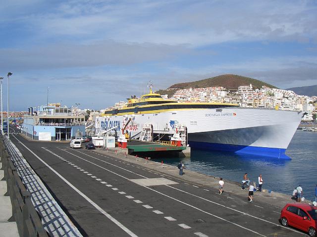 CIMG1004.JPG - Teneriffa/Hafen von Los Cristianos: hier kann man die Länge der Fähre erkennen