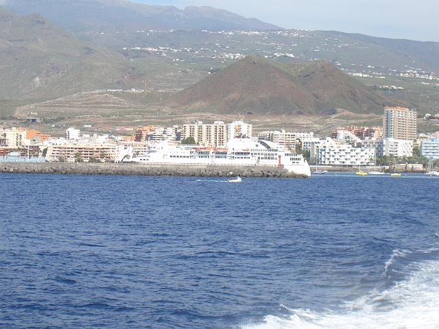 CIMG1005.JPG - Teneriffa/Hafen von Los Cristianos: jetzt geht die überfahrt endlich los, Blick zurück nach Los Cristianos