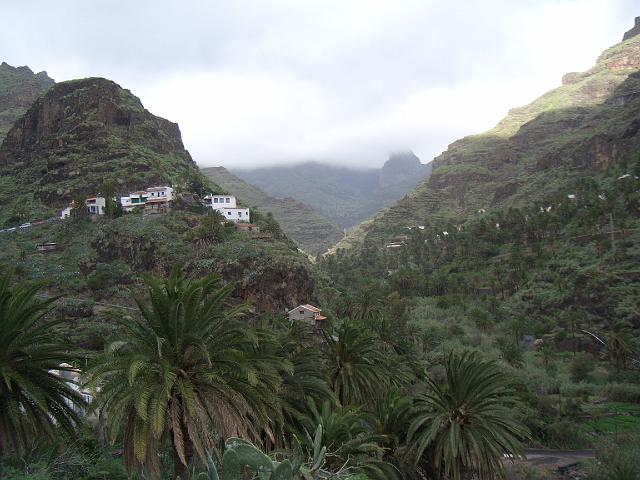 CIMG1043.JPG - Wanderung (bei Rother erster Teil von Tour 9): Bei El Rumbazo Blick an El Cabezo vorbei zum Roque de Agando.
