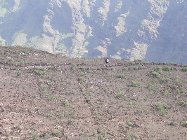 CIMG1064.JPG - Wanderung (erster Teil der Tour 31 bei Rother): Blick vom La Merica (857m) auf den Abstiegsweg zum Mirador über Valle Gran Rey.