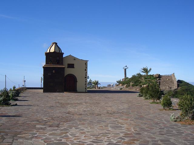 CIMG1084.JPG - Mirador de Igualero (ca. 1300m): Blick zur Kirche mit El Silbo-Denmal.