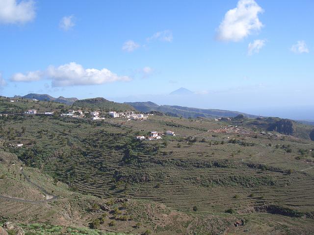CIMG1094.JPG - Calvarienberg (806m): Blick nach Norden mit den Häusern von Antoncojo, im Hintergrund der Teide auf Teneriffa.