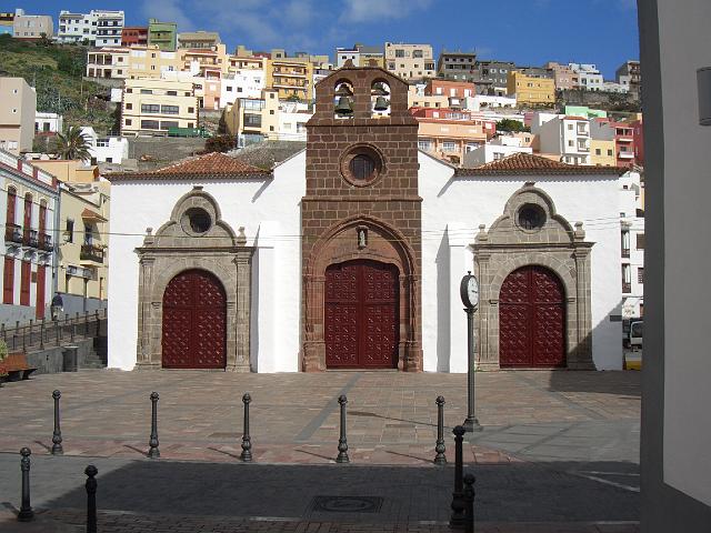 CIMG1105.JPG - San Sebastian: Auch diese Kirche war bisher immer von Touristen oder Autos versperrt.