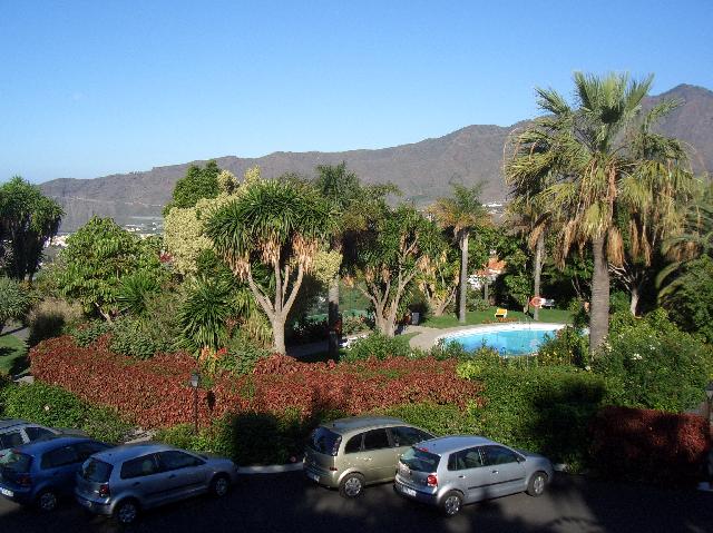 CIMG1907.JPG - La Palma Jardin: Blick von oben über einen Teil des Gartens mit Pool