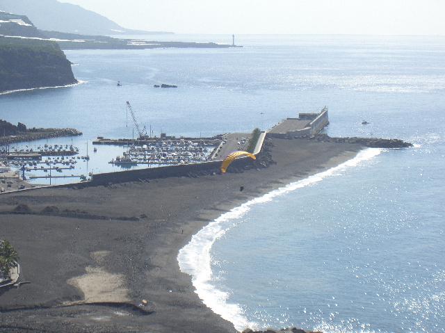 CIMG1910.JPG - Wanderung Tazacorte - El Time - Tazacorte:  Gleitschirmflieger landet am Strand von Puerto de Tazacorte