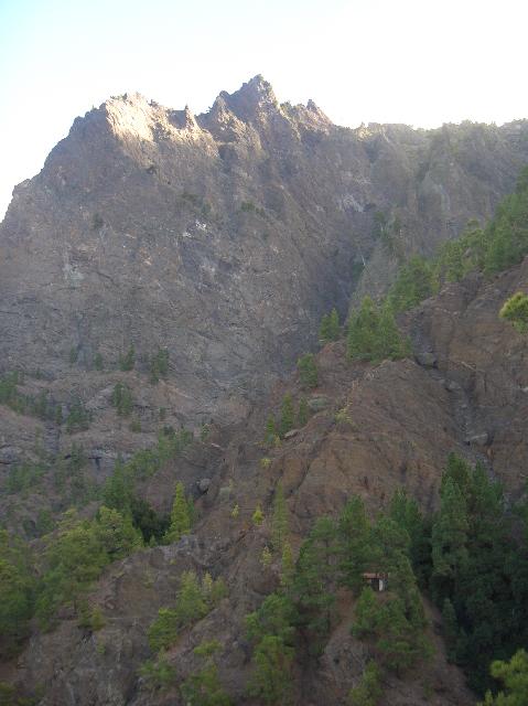 CIMG1933.JPG - Wanderung Cumbrecita - la Faya - Cumbrecita: Blick zur Steinhütte an der Galeria la Faya (oberhalb ist die Cumbre Nueva zu sehen)