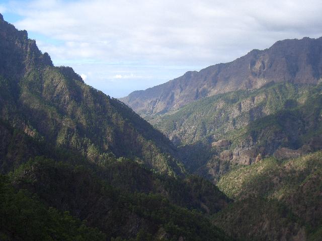 CIMG1943.JPG - Wanderung Cumbrecita - la Faya - Cumbrecita: Blick zum Pico Bejenado (1857m, Panoramabild 2)