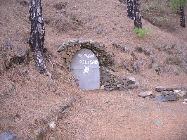 CIMG1949.JPG - Wanderung Cumbrecita - la Faya - Cumbrecita/Mirrador Punta de los Roques: ein verschlossener Stolleneingang