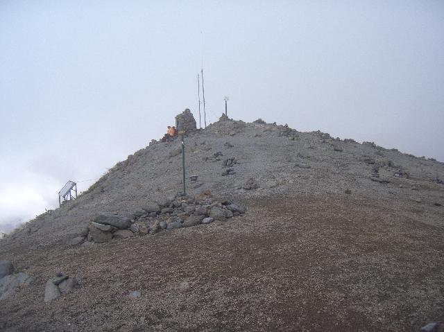 CIMG1960.JPG - Pico de la Nieve (2239m): Blick zum eigentlichen Gipfel mit Antennen