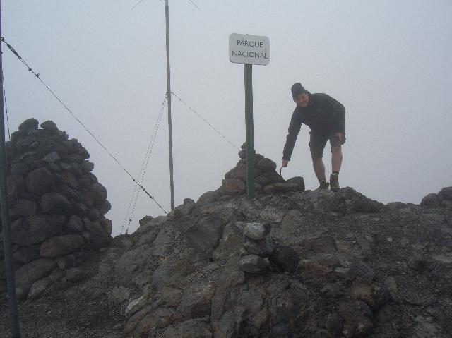 CIMG1961.JPG - Pico de la Nieve (2239m): Christian am Vermessungspunkt
