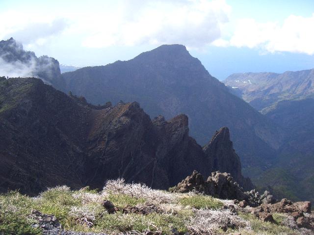 CIMG1963.JPG - Pico de la Nieve (2239m): Blick zum Pico Bejenado (1857m)