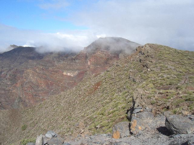 CIMG1964.JPG - Pico de la Nieve (2239m): Blick nördlich den Kamm entlang zum Piedra Llana und Pico de la Cruz (links 2351m)