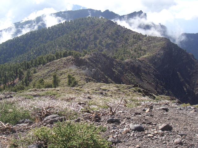 CIMG1965.JPG - Pico de la Nieve (2239m): Blick südlich den Kamm entlang auf den weiteren Weg