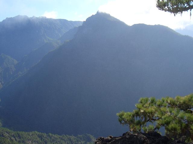 CIMG1991.JPG - Riscos de las Pareditas (westlicher Calderarand, 1506m): Blick zum Pico Bejenado (1857m)