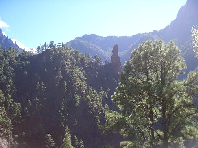 CIMG2014.JPG - Abstiegsweg zum Barranco de las Angustias: Blick zum Roque Idafe