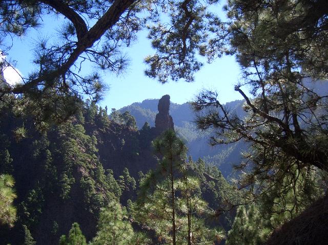 CIMG2015.JPG - Abstiegsweg zum Barranco de las Angustias: Blick zum Roque Idafe