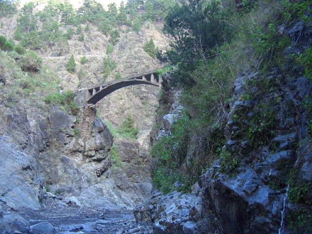 CIMG2036.JPG - Barranco de las Angustias: eine weitere Brücke für eine Wasserleitung
