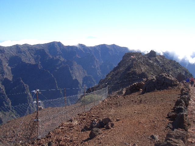 CIMG2048.JPG - auf dem Roque de los Muchachos (2421m): Blick auf den östlichen Calderarand (Cumbre Nueva, Panoramabild 1/4)