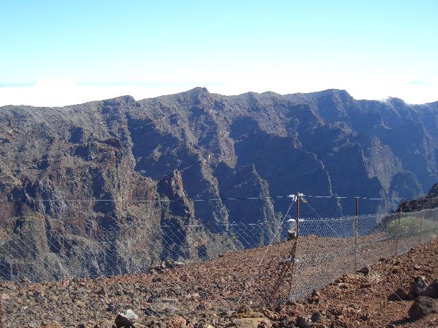 CIMG2049.JPG - auf dem Roque de los Muchachos (2421m): Blick auf den östlichen Calderarand (Cumbre Nueva, Panoramabild 2/4)